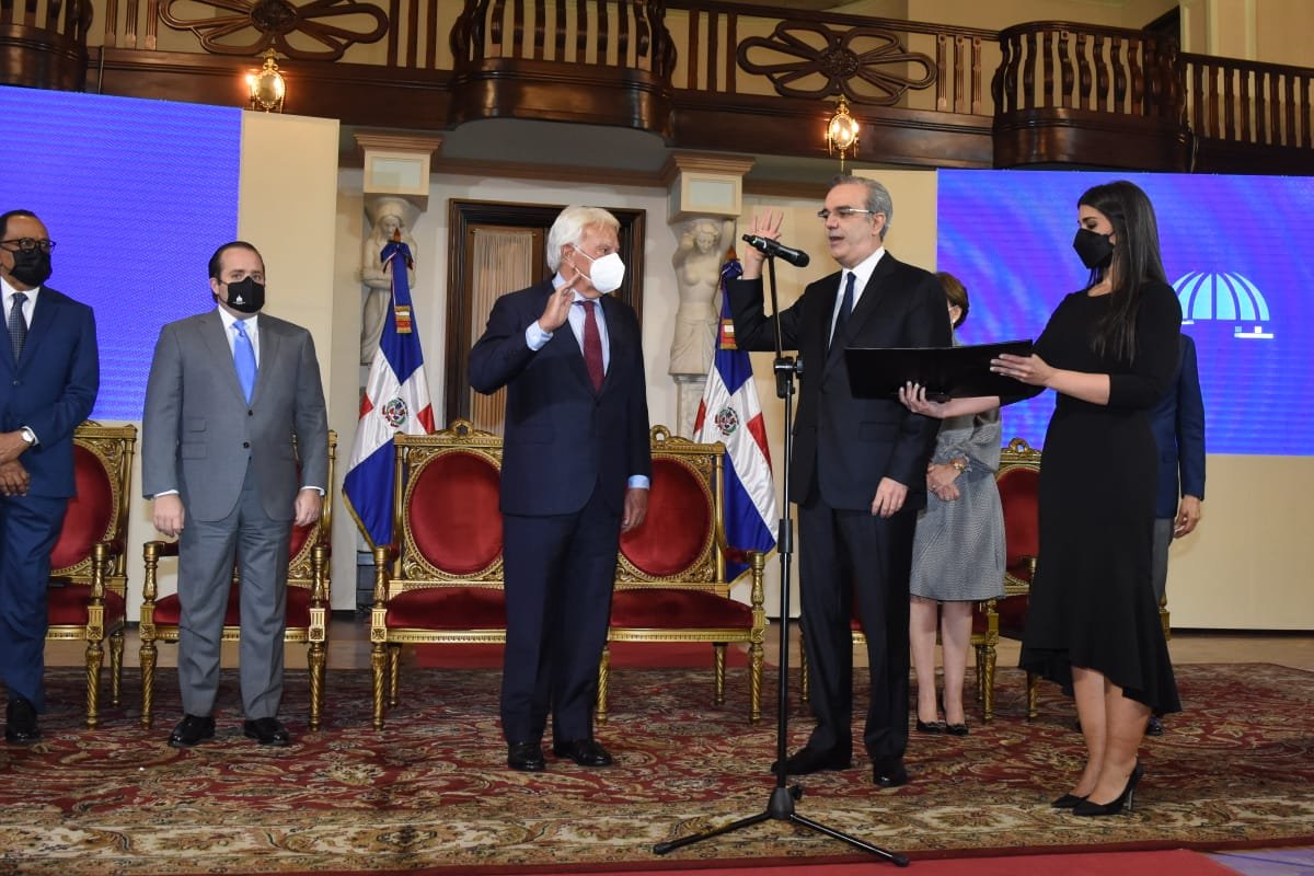 Abinader otorga nacionalidad dominicana al expresidente del gobierno español Felipe González