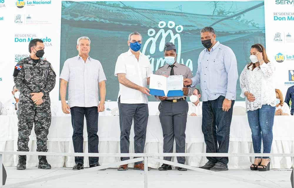 Gobierno beneficia cuatro miembros policiales con igual número de apartamentos en Plan Nacional de Viviendas Familia Feliz