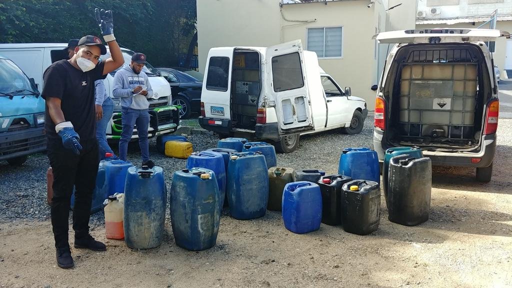CECCOM retiene 698 galones de Gasolina y 245 galones de Diesel en flagrante delito en la Autopista 30 de mayo.