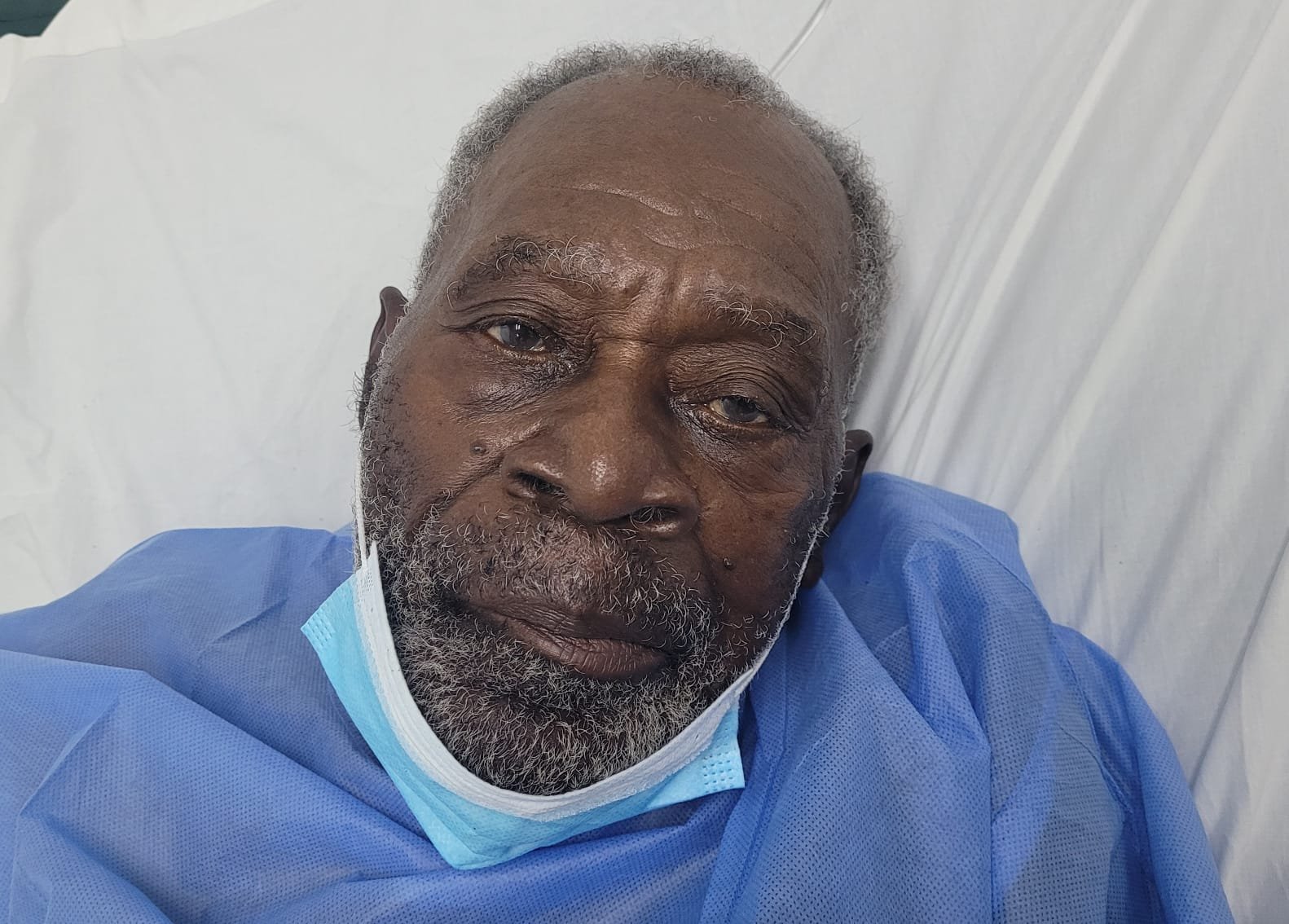 Hombre de 80 años lleva 6 días en el Gautier; hospital espera familiares