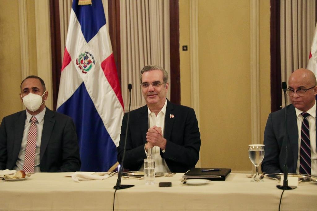 Presidente Abinader se reúne con dueños de compañías de cables del país