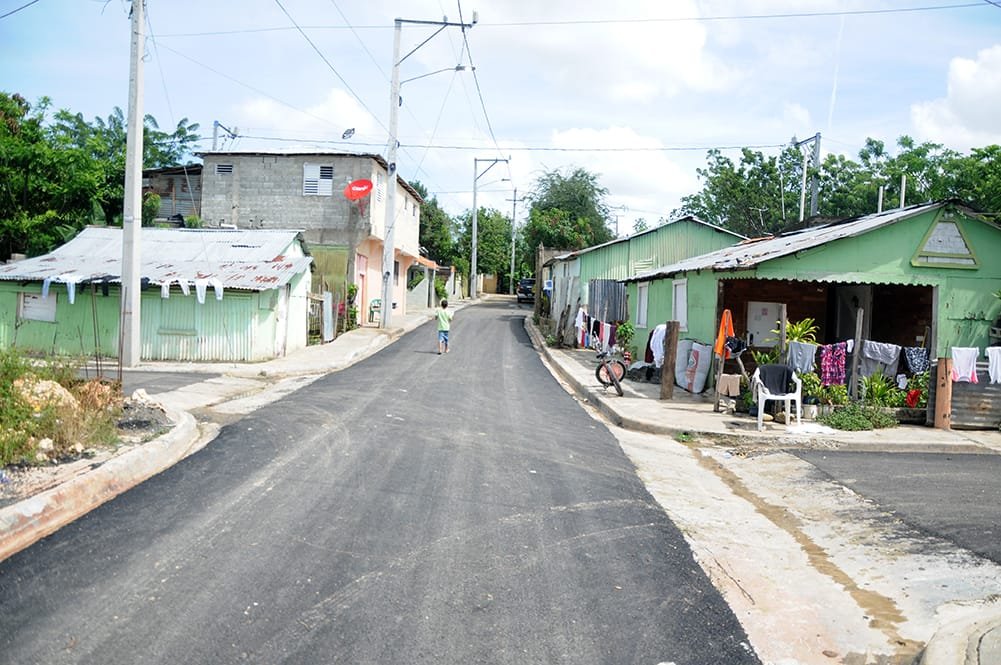 Presidente Abinader encabezó inicio del plan de asfaltado de calles en Los Alcarrizos y Pedro Brand