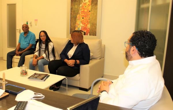 Director del Hospital Materno Reynaldo Almánzar recibe mujer que se viralizó en  redes sociales, tras video que hizo su hijo