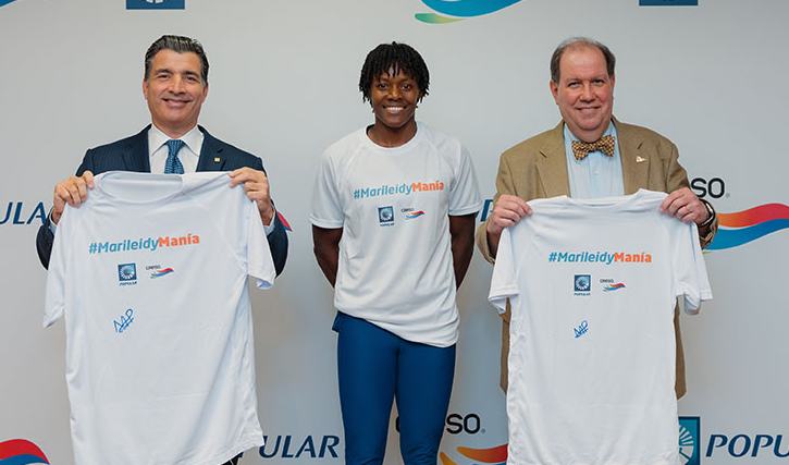 Banco Popular firma a la medallista olímpica Marileidy Paulino