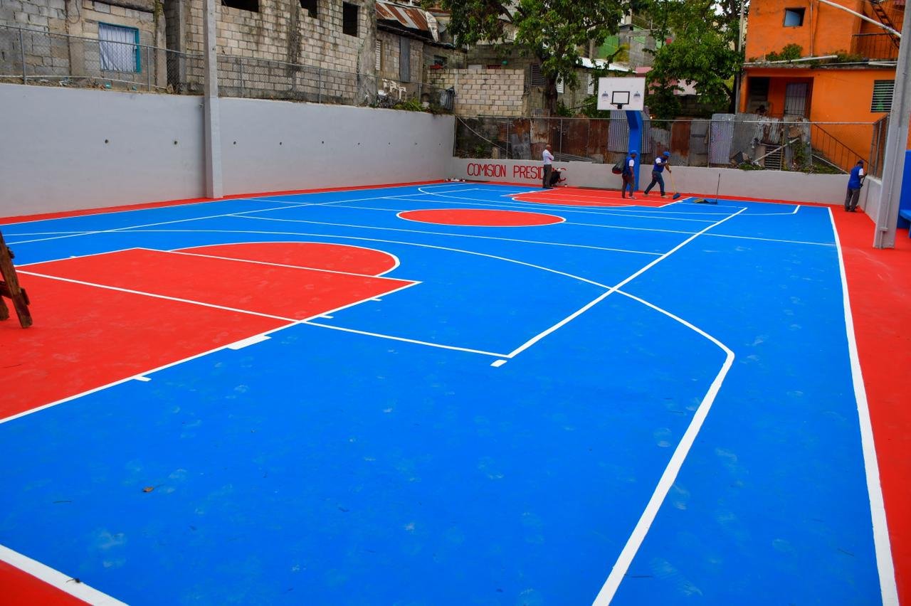 Comisión Presidencial de Apoyo al Desarrollo Barrial (CPADB) entrega viviendas y cancha deportiva; da inicio a otras obras