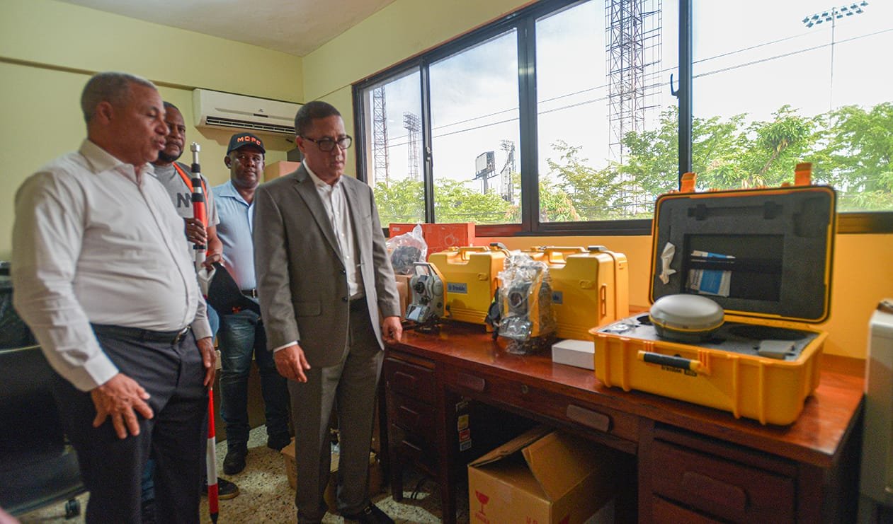 MOPC adquiere modernos equipos para uso en cubicaciones de obras