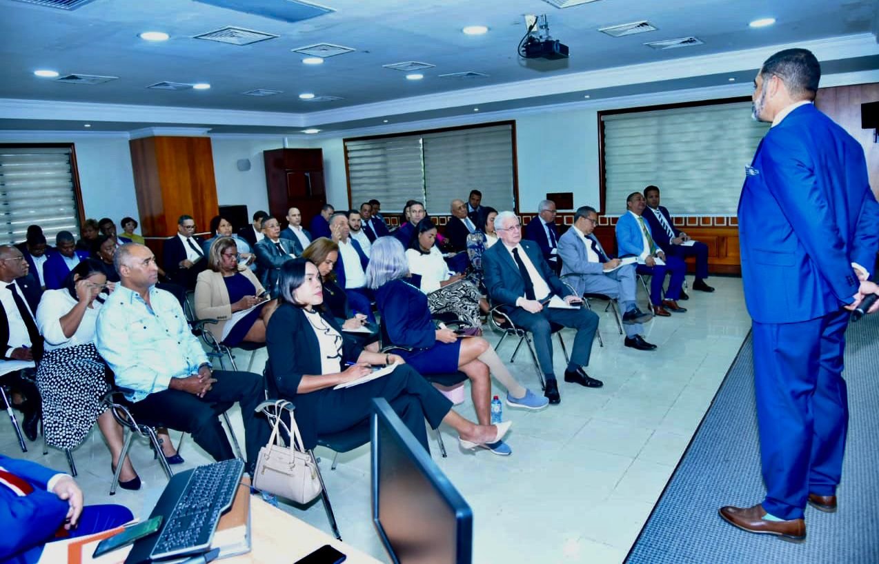 Bloque de diputados del PRM participa en seminario sobre las AFP