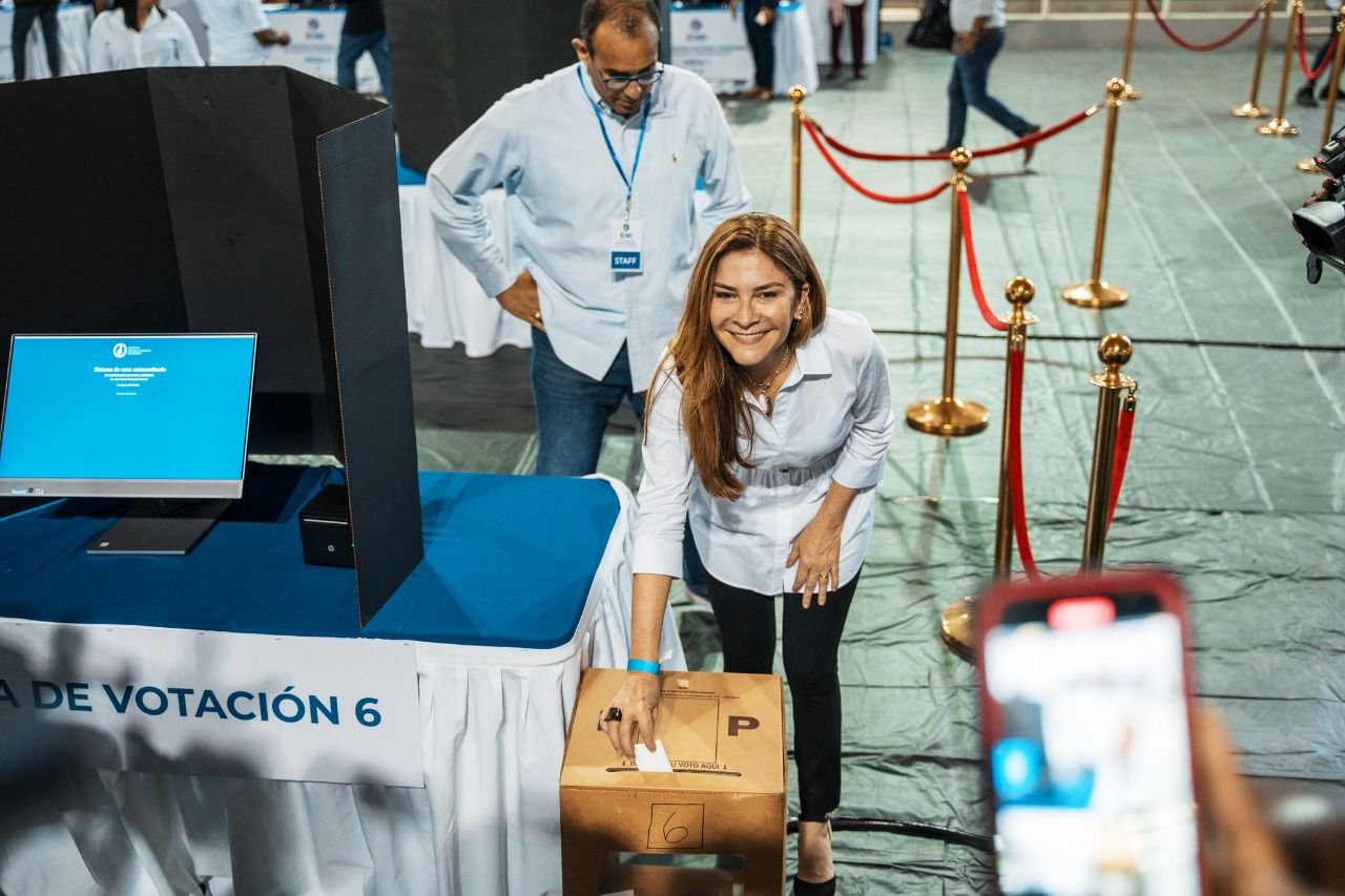 Paliza y Carolina repiten como presidente y secretaria general del PRM