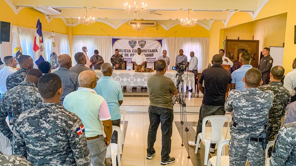 Policía realiza encuentro comunitario en San Juan con interés en mantener cercanía con munícipes