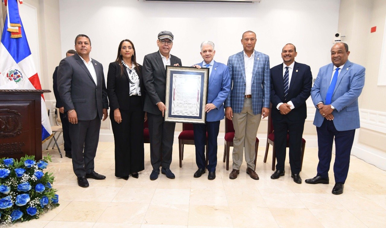 El Senado de la República reconoce a Fernando Villalona por sus 50 años en la música