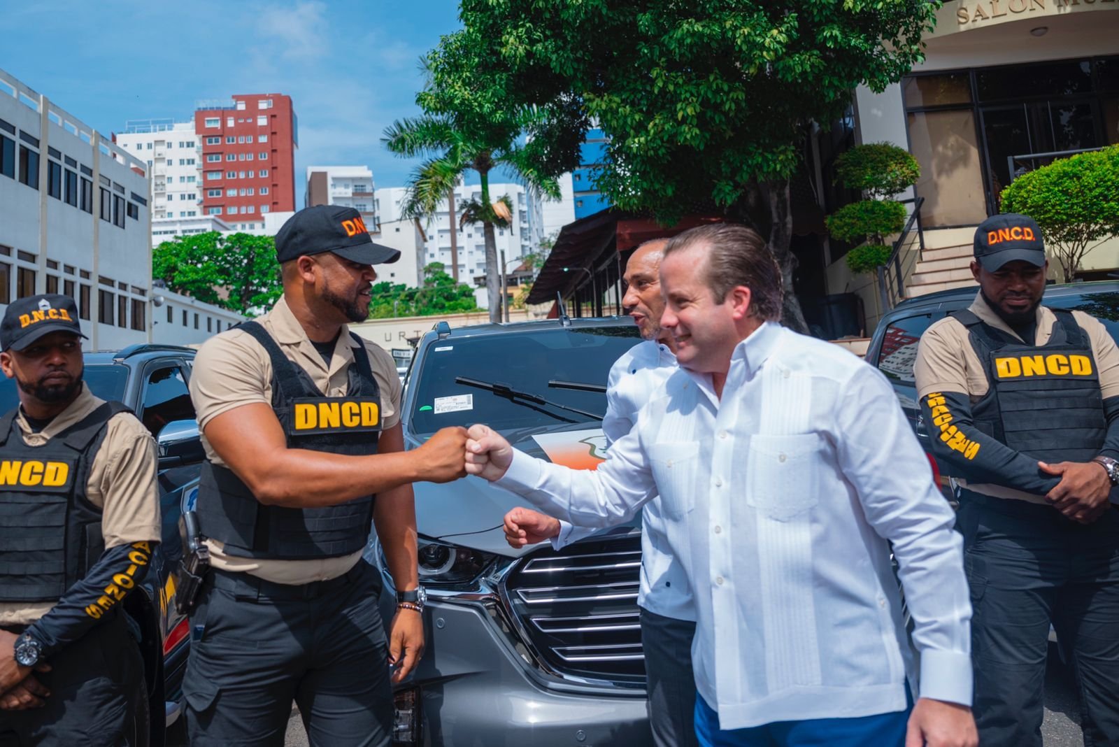Gobierno dominicano entrega flotilla de vehículos y equipos a la DNCD  para lucha contra narcotráfico