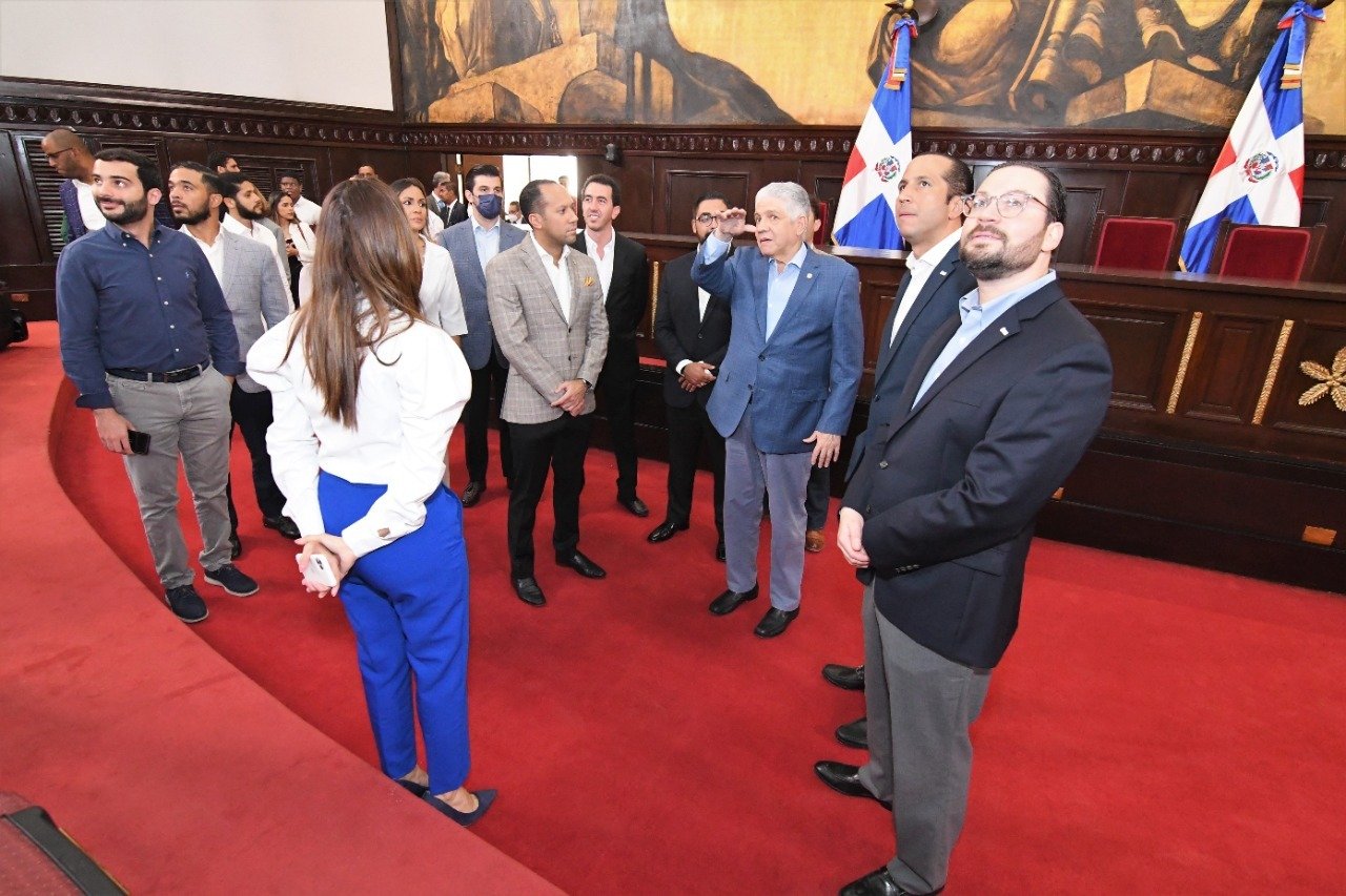 Presidente del Senado recibe a miembros de ANJE y ofrece recorrido por la sede la Cámara Alta
