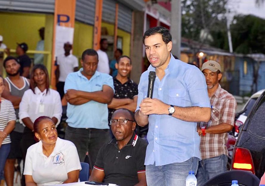 Robertico: Hay una firme disposición del presidente Abinader, de que los problemas comunitarios sean resueltos a la mayor brevedad posible”