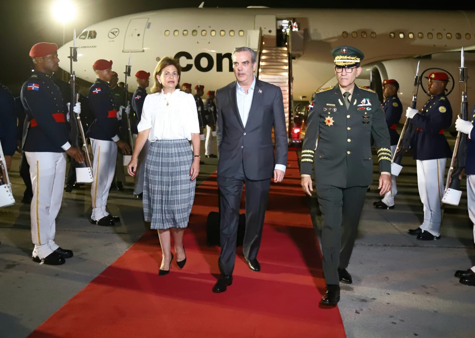 Presidente Abinader regresa al país desde Suiza tras destacada participación en la 75va Asamblea Mundial de la Salud y el FEM