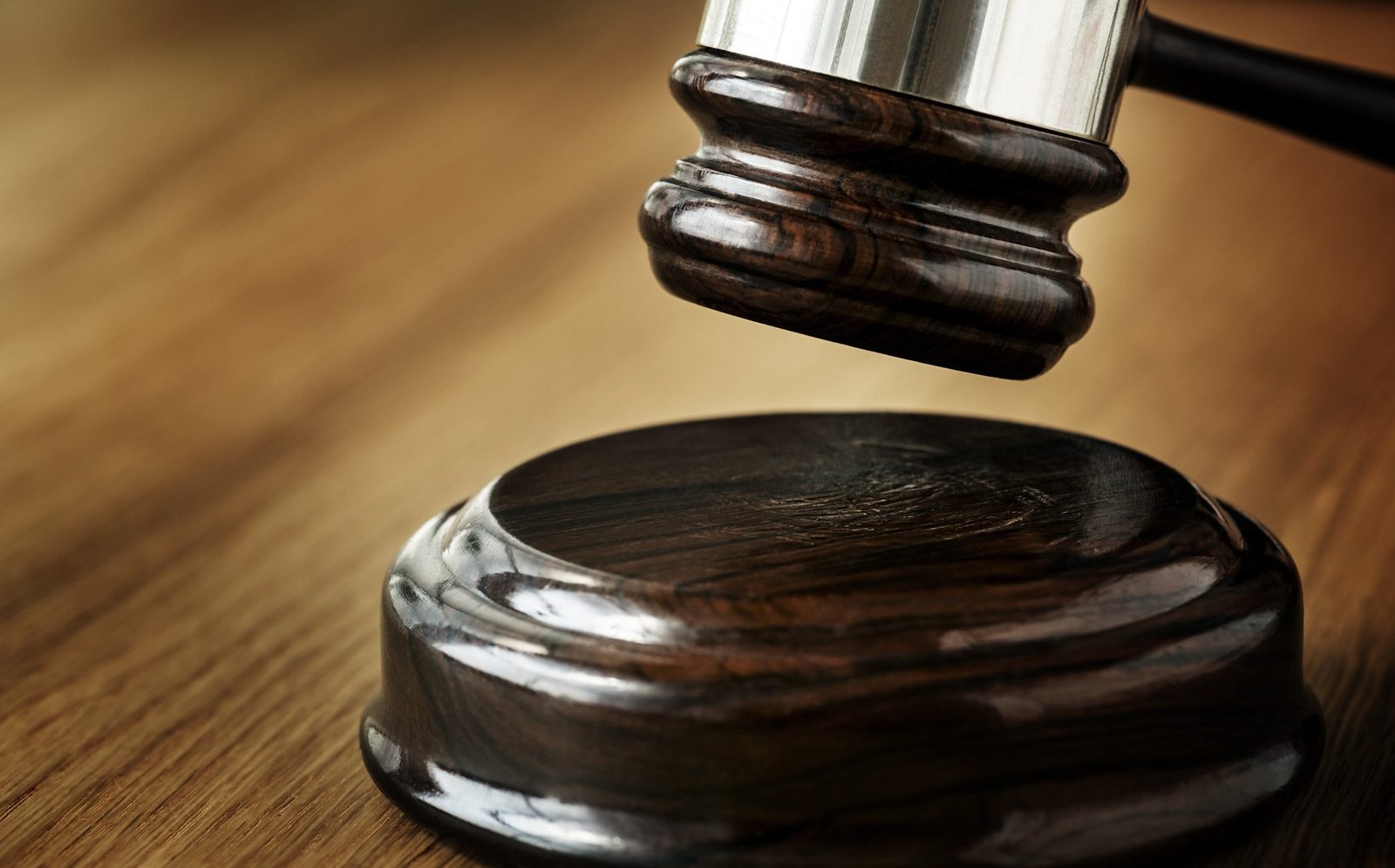 Tribunal envía a prisión preventiva a un hombre que quemó a su pareja en Villa Mella