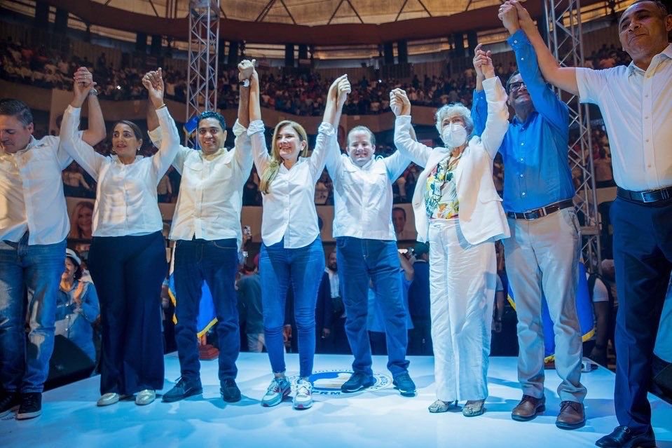 Perremeístas abarrotan el Coliseo Teo Cruz en apoyo a Paliza y Carolina durante cierre de campaña