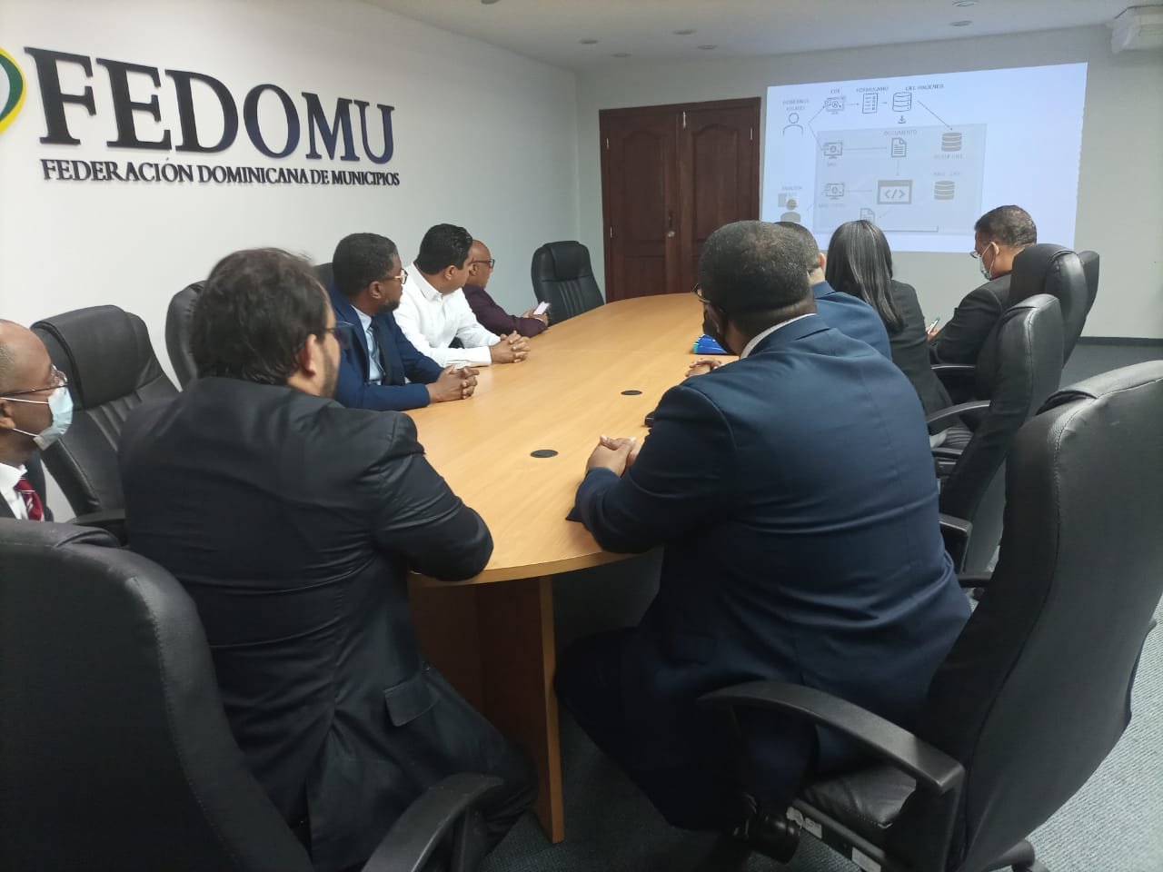 Presidente CC presenta a Fedomu plataforma digital para gobiernos locales