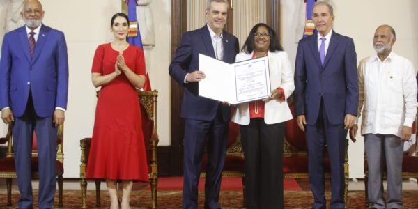 Presidente Abinader y ministro Fulcar entregan Medalla a la Excelencia Magisterial 2022