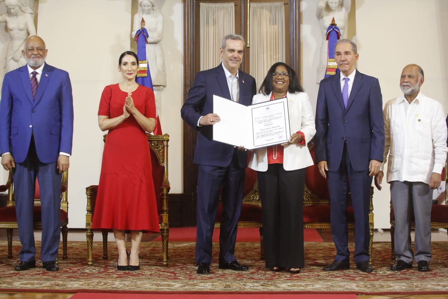 Presidente Abinader y ministro Fulcar entregan Medalla a la Excelencia Magisterial 2022