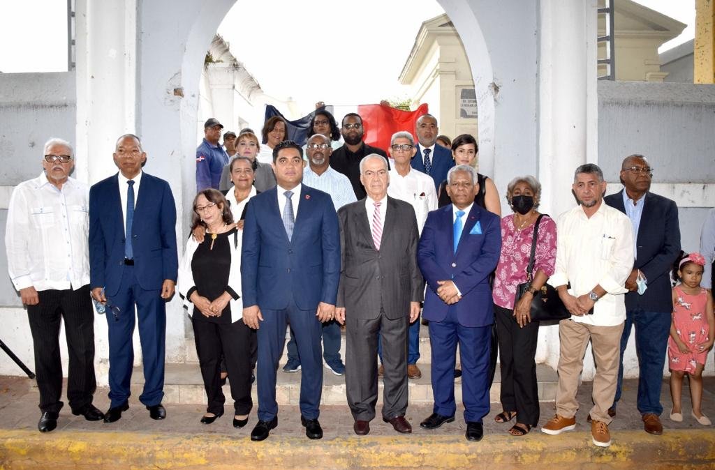 Fundación Juan Bosch y Ayuntamiento de La Vega depositan ofrenda floral en Mausoleo de Bosch