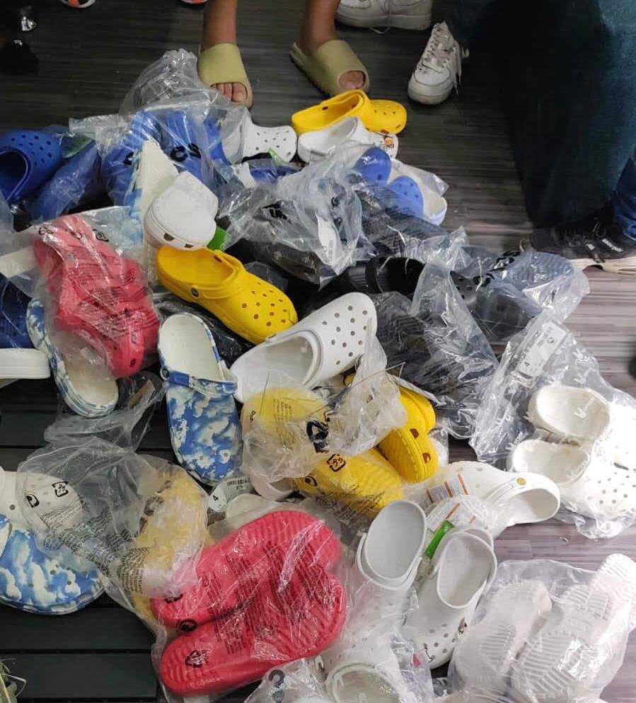 Policía Nacional y Fiscalía del DN ocupan decenas de calzados falsificados que eran comercializados en distintos comercios