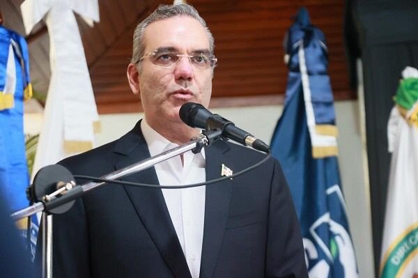 Presidente Abinader emite decretos para restructurar el sistema educativo de la Policía Nacional
