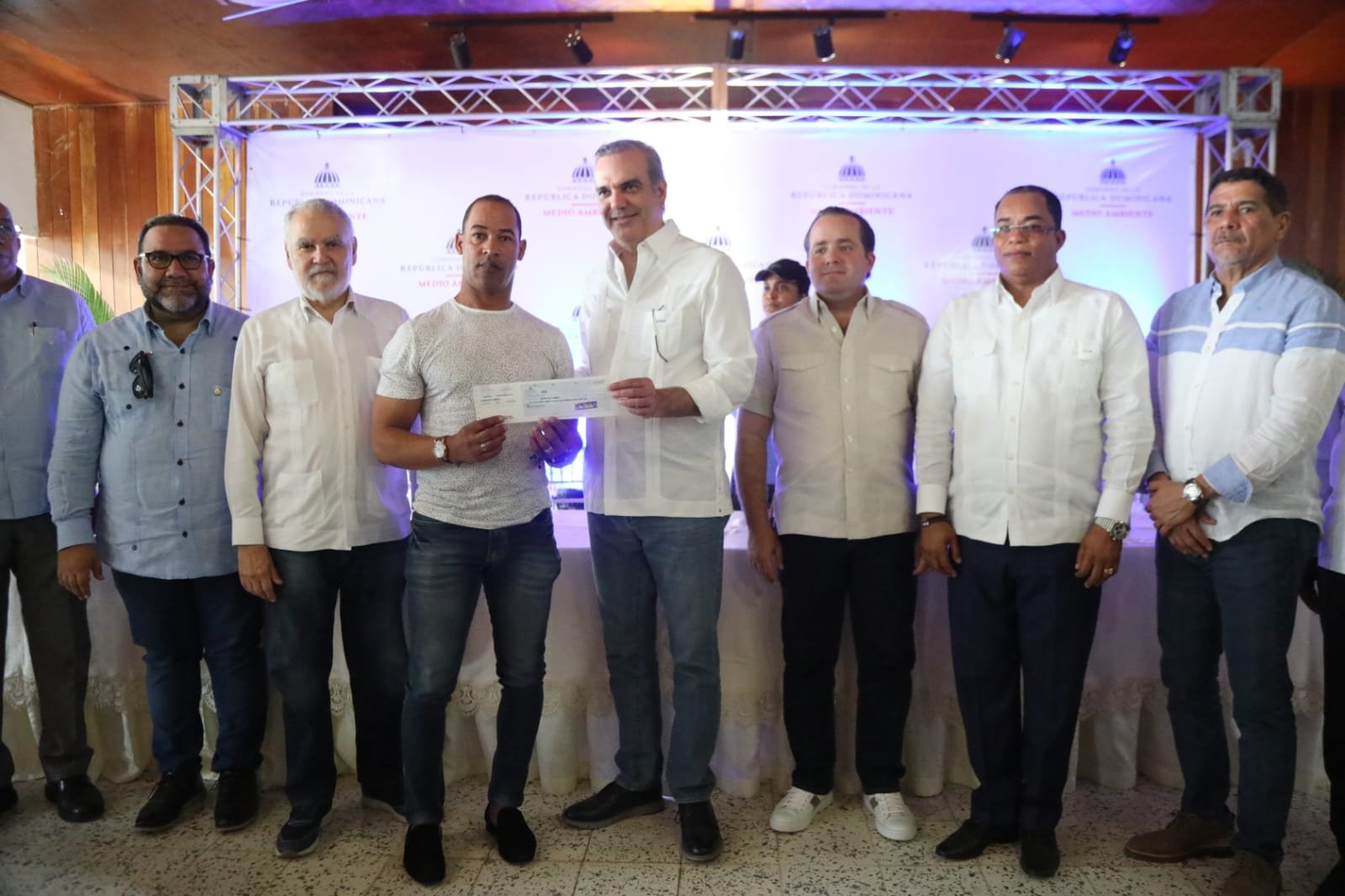Presidente Abinader entrega RD4 millones para indemnizar a ex agricultores Valle Nuevo y proteger recursos naturales
