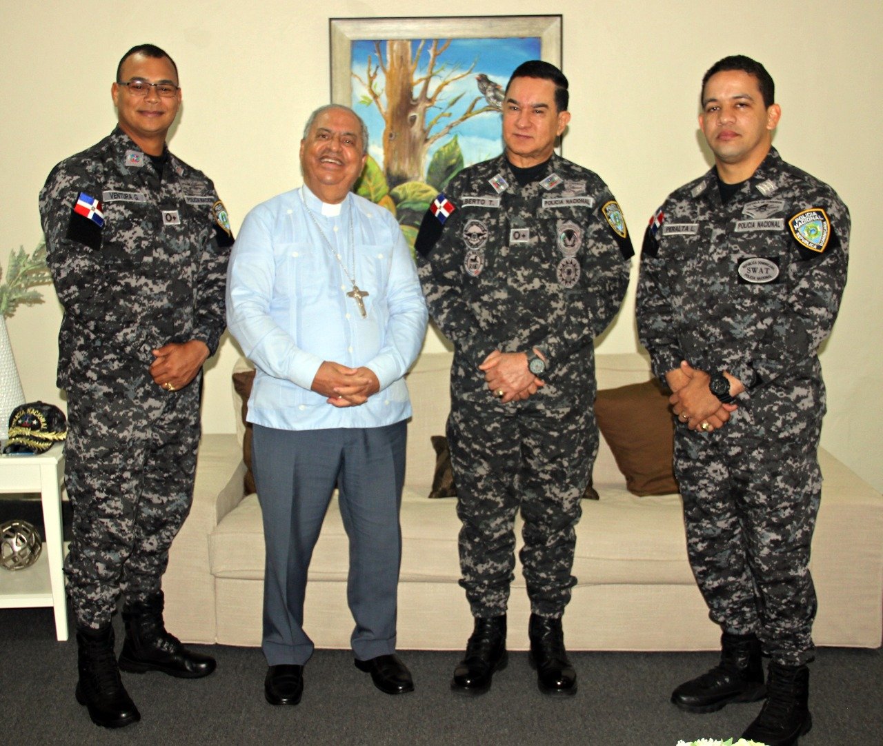 Monseñor Ramón Benito Ángeles Fernández recibe visita del director general de la PN, Eduardo Alberto Then
