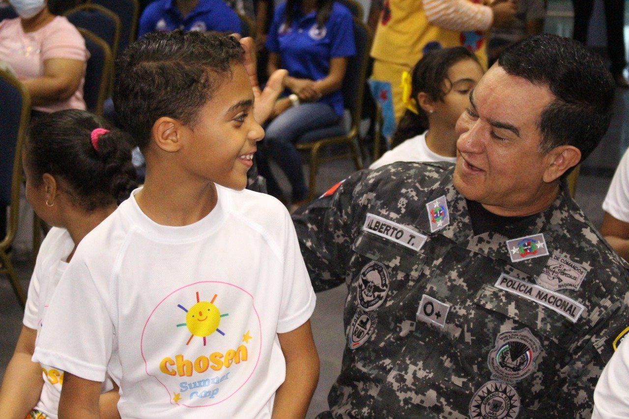 Niños y niñas sostienen divertido encuentro en sede de la Policía Nacional