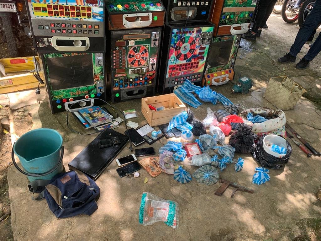 Policía apresa en sectores del Distrito Nacional a ocho presuntos delincuentes a los que ocupa drogas, máquinas tragamonedas, balanzas y otros ilícitos