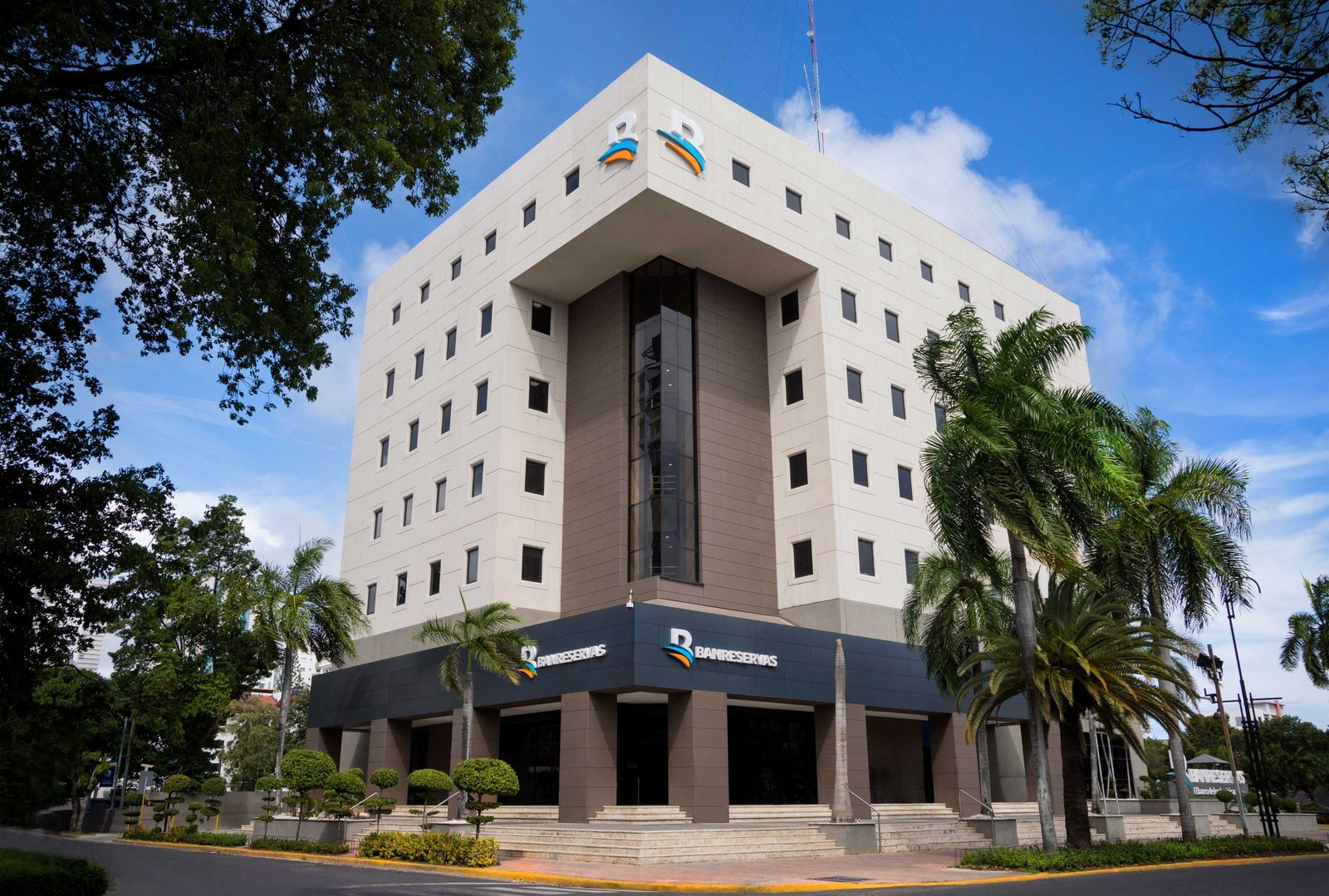 Banreservas restablece servicios de aplicación móvil