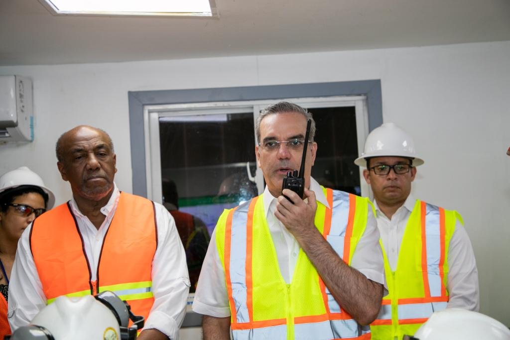 Presidente Abinader visita mina donde están atrapados dos mineros y les lleva aliento