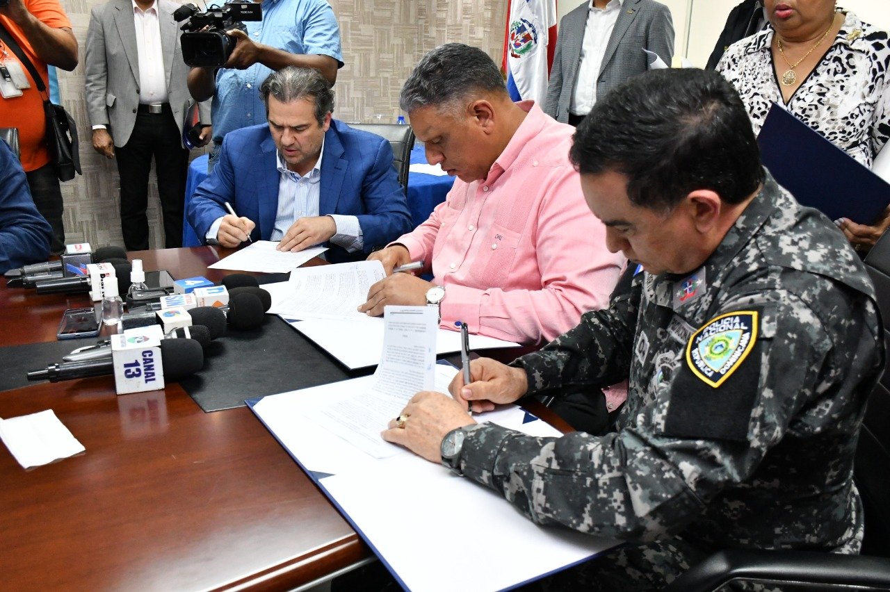 Policías recibirán descuentos en sus compras en reconocidos supermercados y tiendas