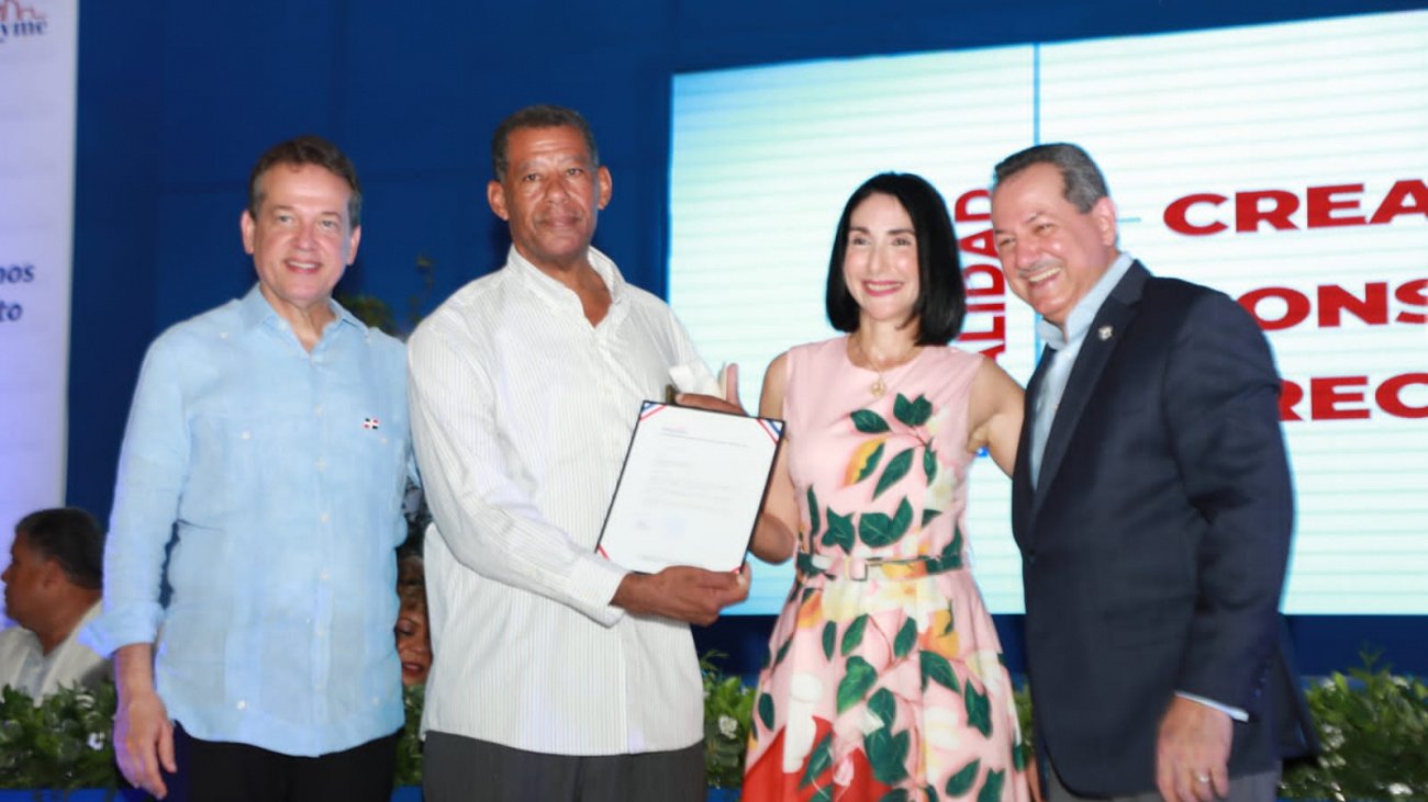 Gobierno entrega más de RD3 millones en préstamos a micro y pequeños empresarios de SDN
