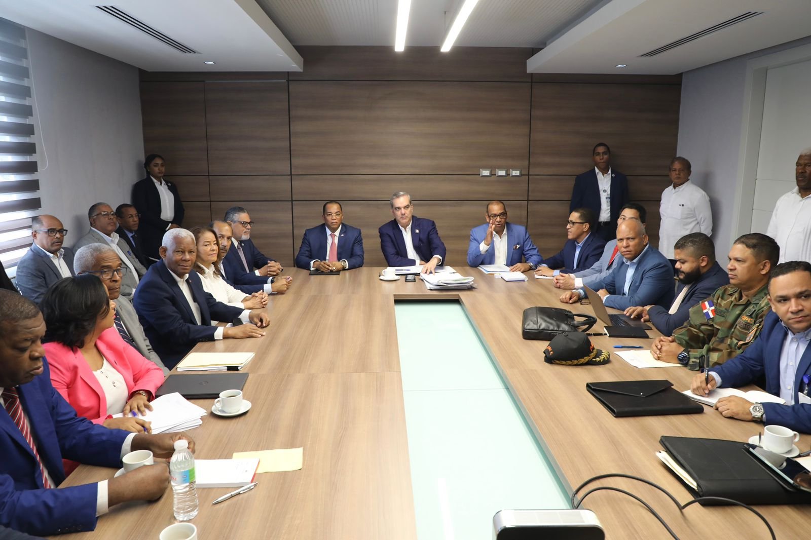 Presidente Abinader pasa revista junto al ministro de Obras Públicas de la parte del plan de reconstrucción que corresponde a ese Ministerio