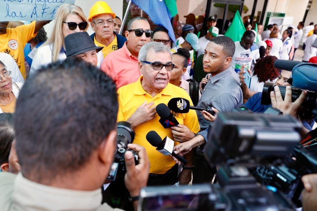 Colegio Médico encabeza marcha en protesta contra las ARS y las AFP