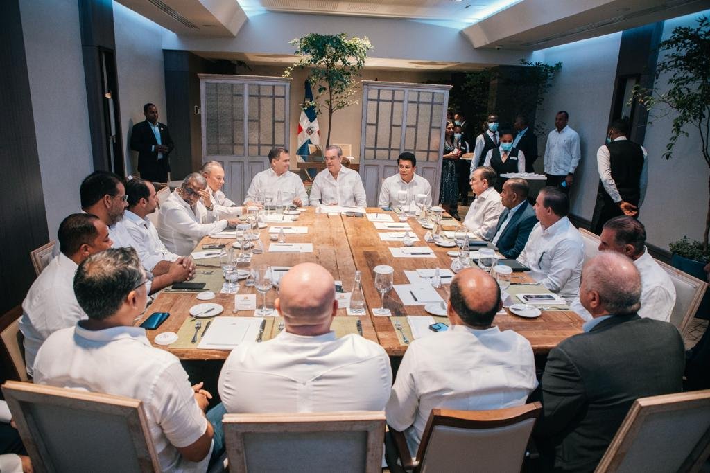Abinader se reúne con representantes de líneas aéreas nacionales para convertir RD en Hub Aéreo