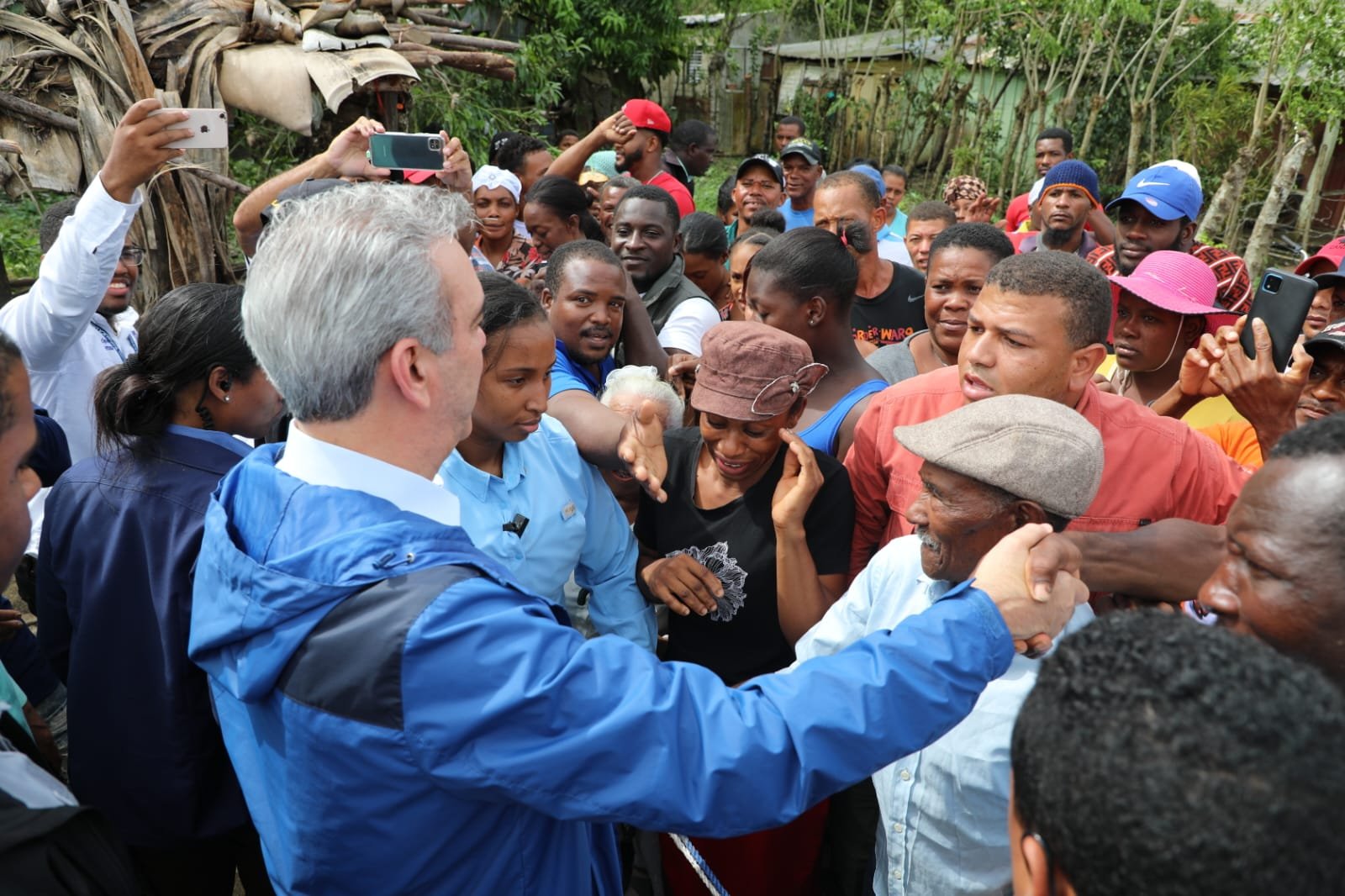 Abinader brinda apoyo a familias afectadas por el huracán Fiona en las provincias de El Seibo y Hato Mayor e instruye a funcionarios trabajar con rapidez