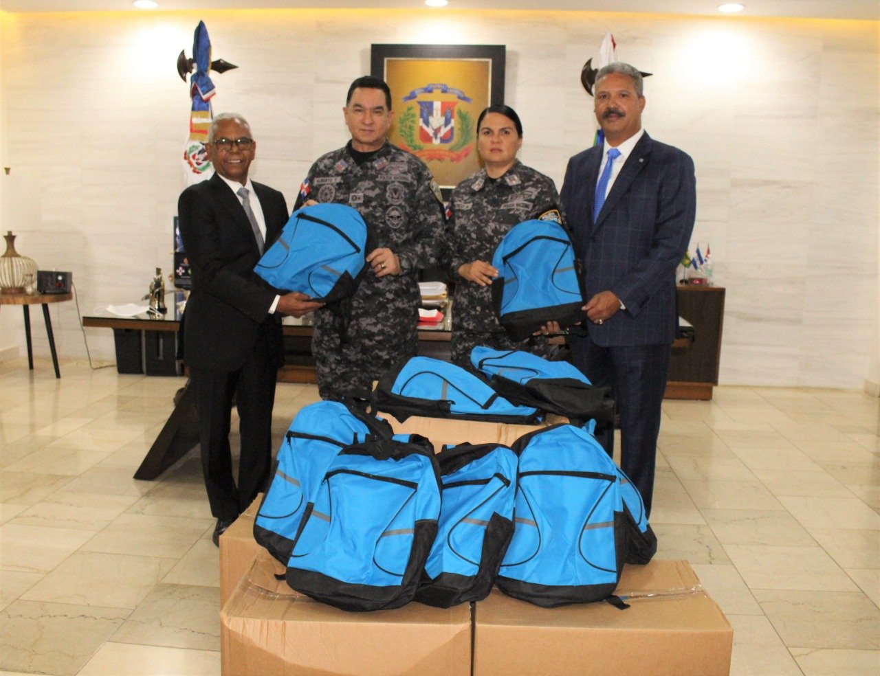 Policía Nacional recibe de parte del Grupo Popular donación de mochilas para hijos e hijos de agentes