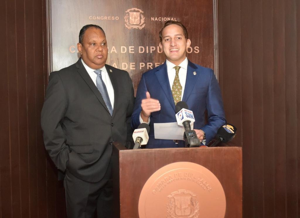 Diputado Ángel Estévez depositó hoy el proyecto de ley que busca la protección y dignificación del profesional agropecuario en el país