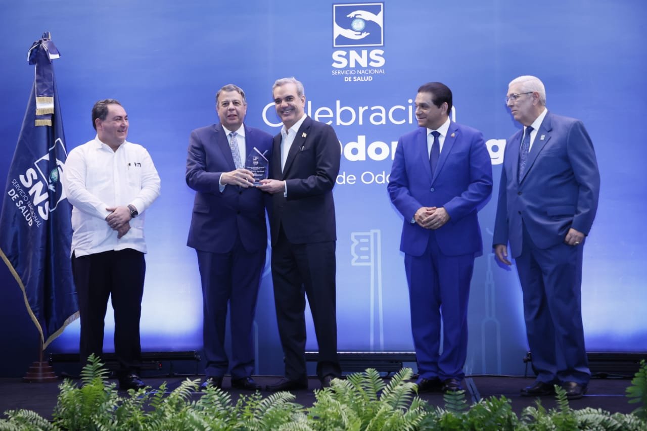 Presidente reconoce odontólogos por eficiencia en servicios de salud bucal