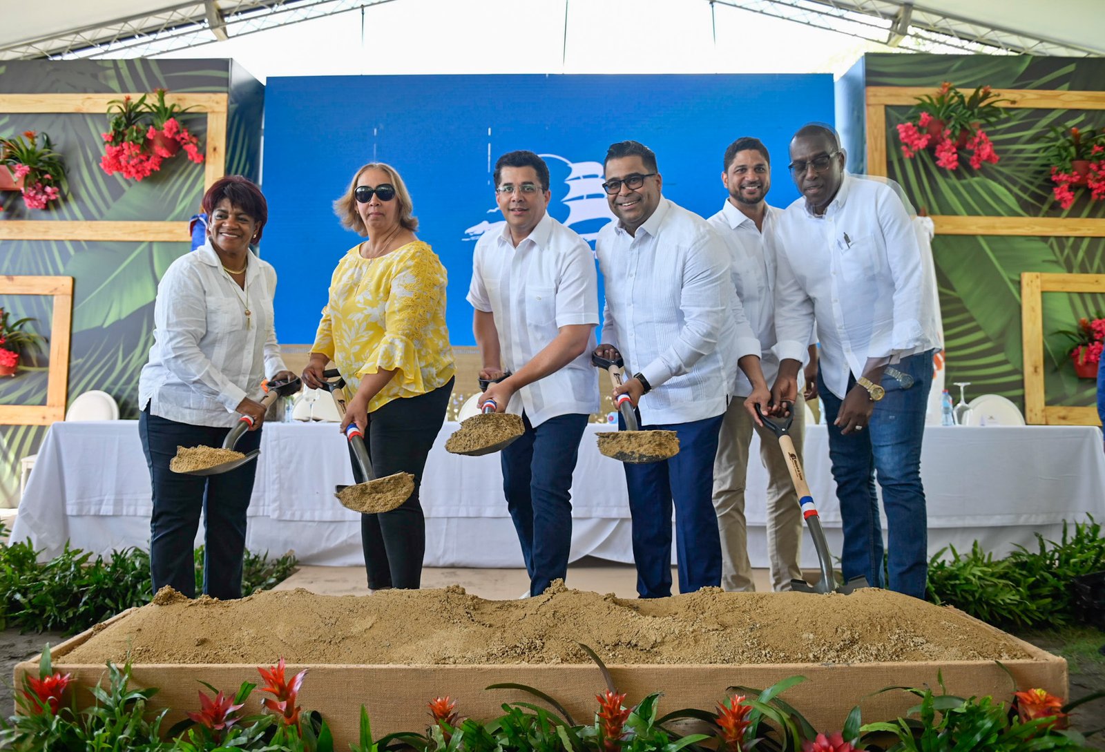 Turismo inicia mejoramiento de las infraestructuras en Playa Palenque, San Cristóbal