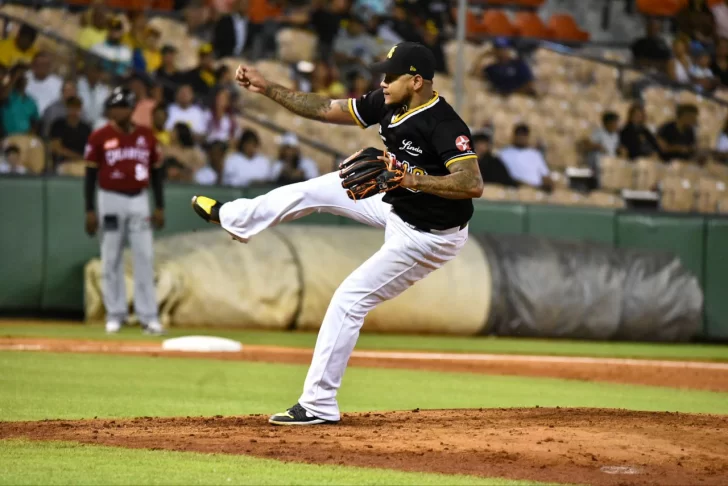 Michael Pérez da jonrón con bases llenas y Águilas blanquean 8-0 a los Gigantes