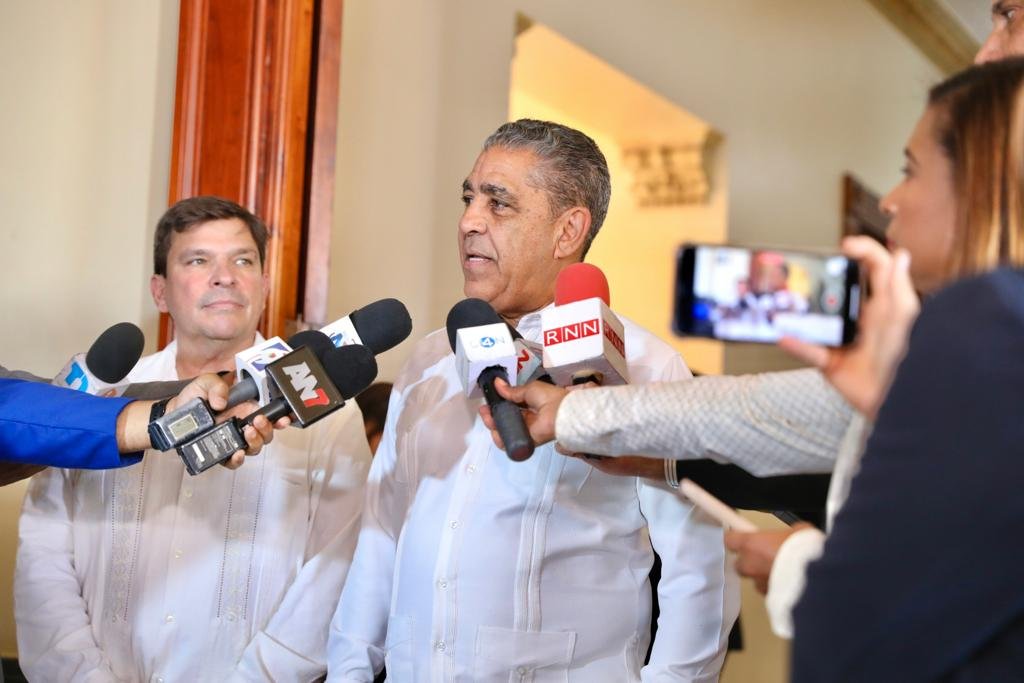 Adriano Espaillat solicita retirar alerta emitida por la Embajada de EE. UU. en RD