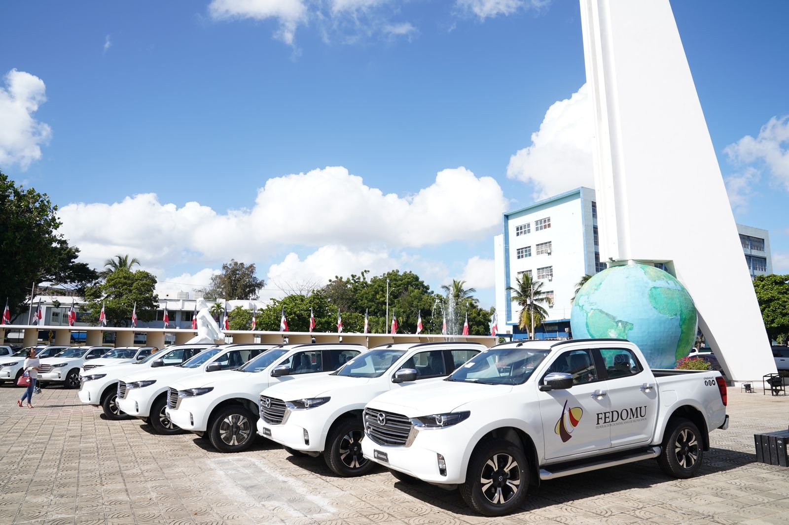 Fedomu recibe 10 camionetas donadas por el Gobierno