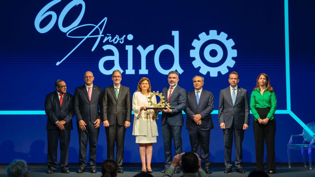Raquel Peña encabeza premiación de la AIRD que reconoce aportes de empresas, instituciones e industriales