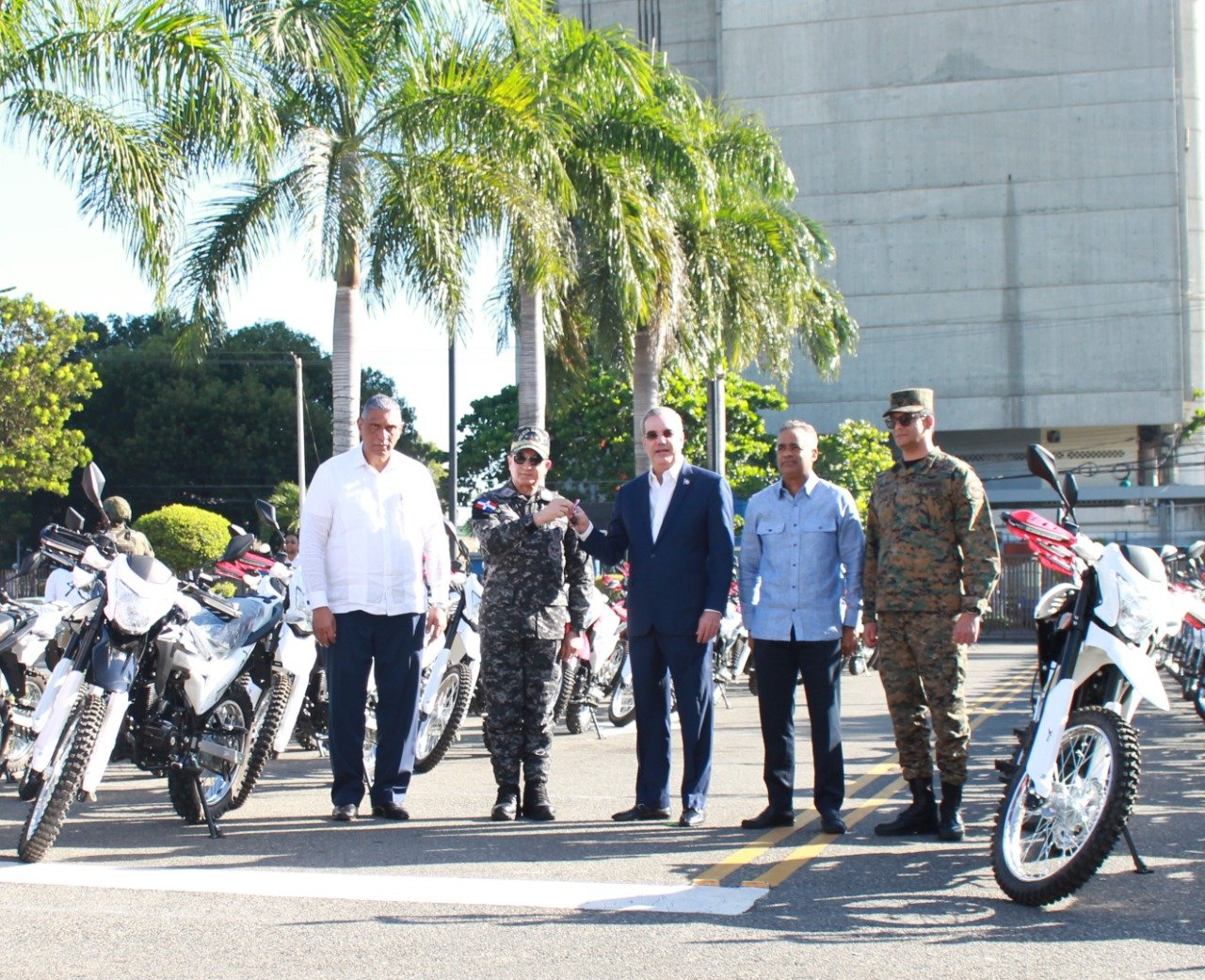 Presidente Abinader encabeza entrega de 130 motocicletas del Sistema 9-1-1 a la Policía Nacional