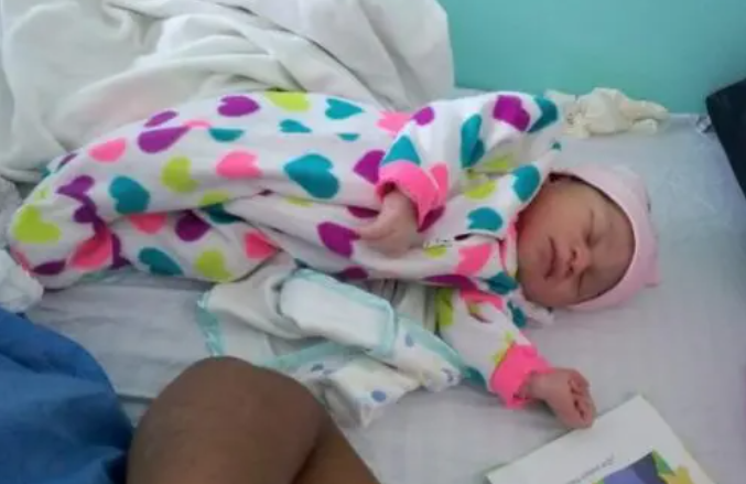 Bebé raptada en Maternidad de Los Mina retorna a los brazos de su madre, donde debe estar