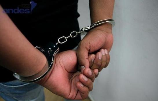 Capturado hombre acusado de dar muerte a puñaladas a su propio hijo adolescente en Herrera