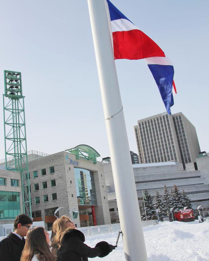 La bandera dominicana es izada en Ottawa; iluminan con sus colores las cataratas de Niágara
